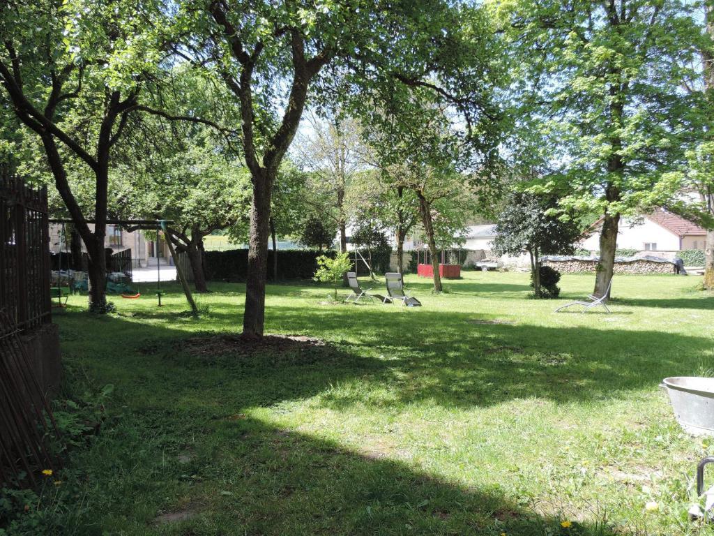 Le Jardin Des Lys Acomodação com café da manhã Gemmelaincourt Exterior foto